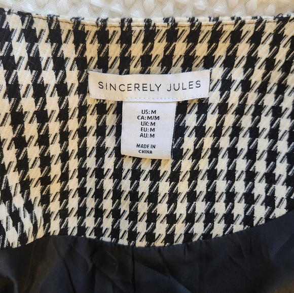 Black and White Vest Size Medium - Picture 4 of 5